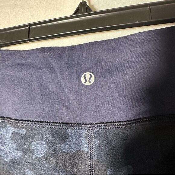 lululemon athletica Navy Leggings High Waist Camo Crop size 6 - Picture 5 of 6